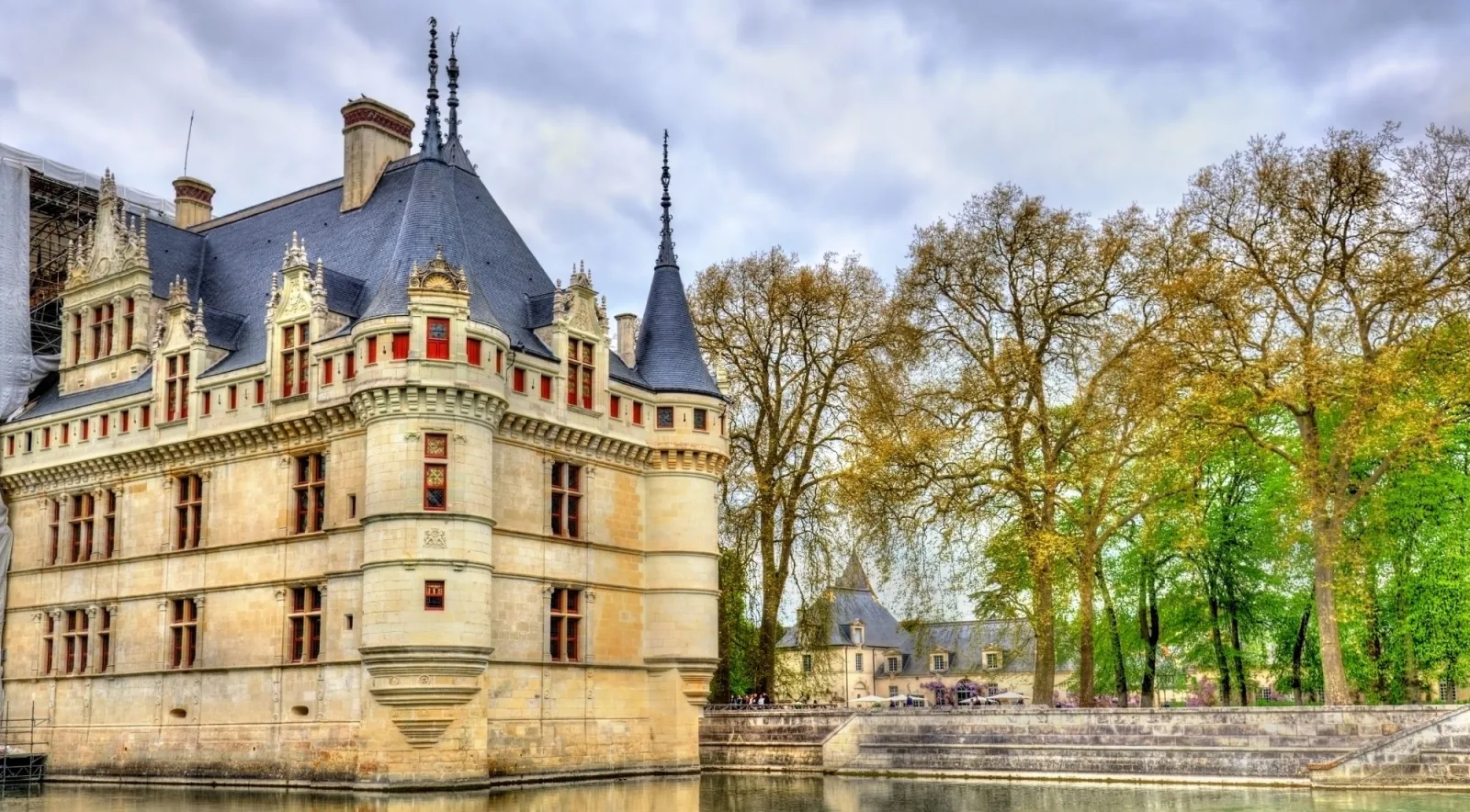 Château d'Azay-le-Rideau reflected in its mirror pool on the River Indre