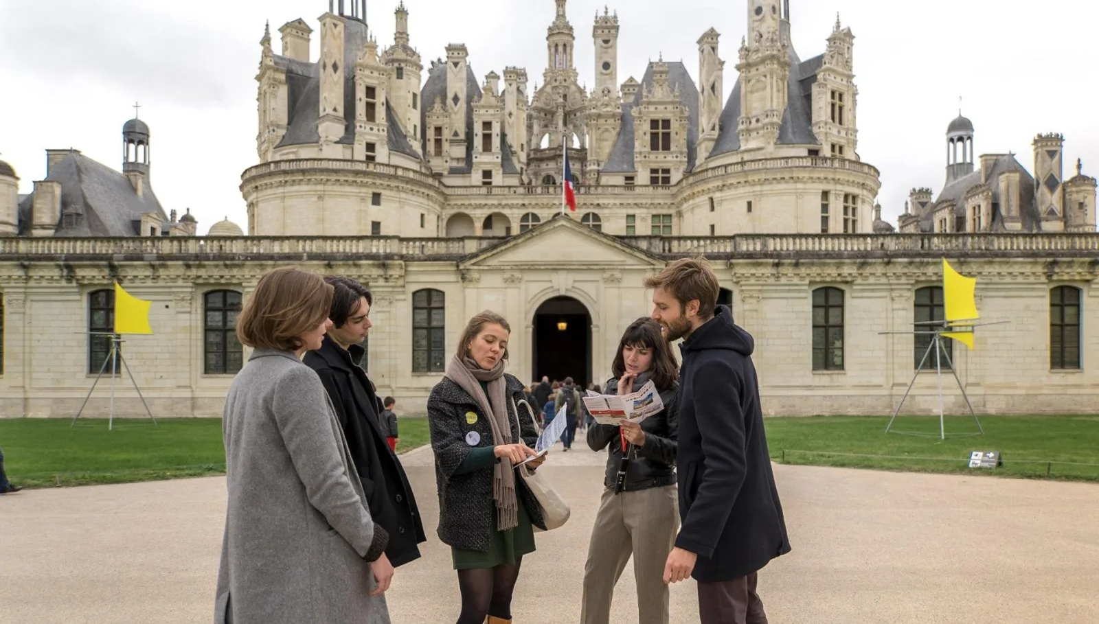 A guide briefing a small group at the entrance to Château de Chambord