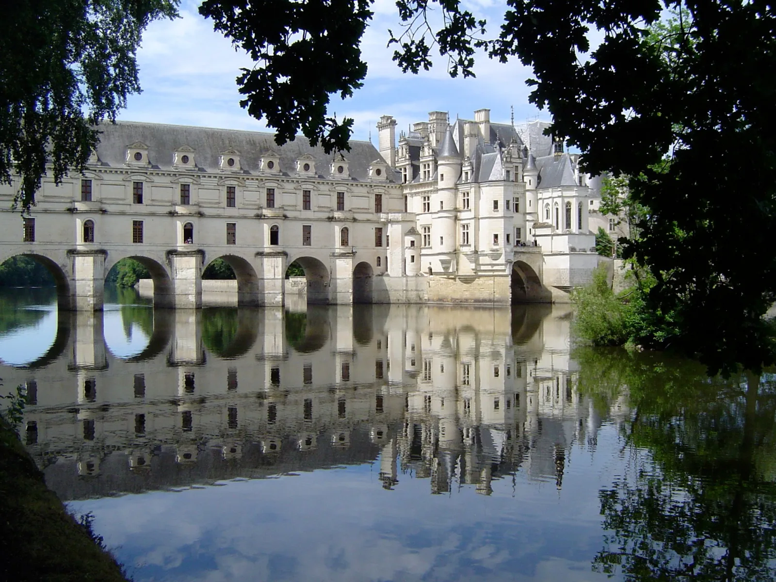 Château de Chenonceau mirrored in the still water of the Cher