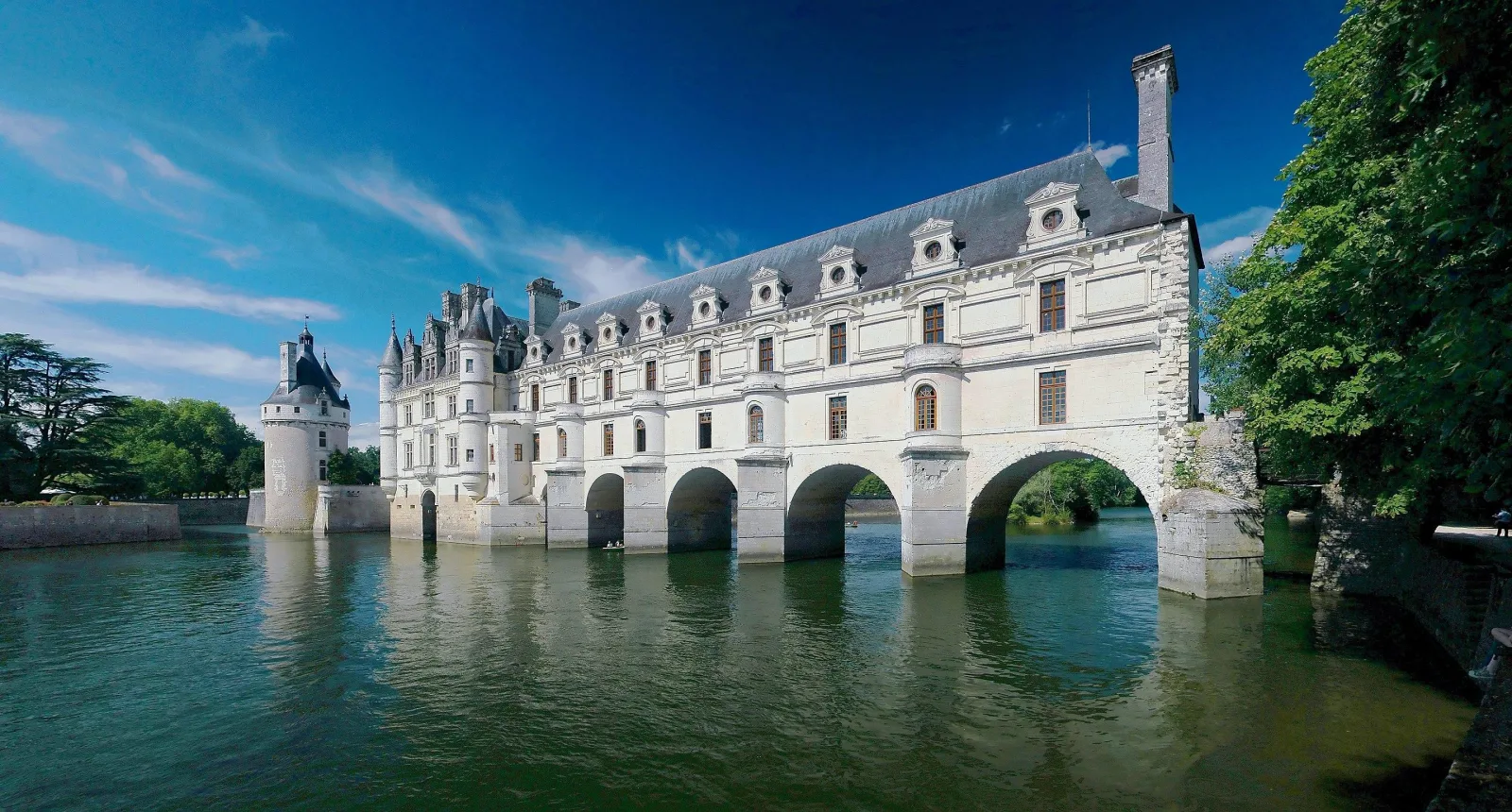 Château de Chenonceau's arches stepping across the River Cher