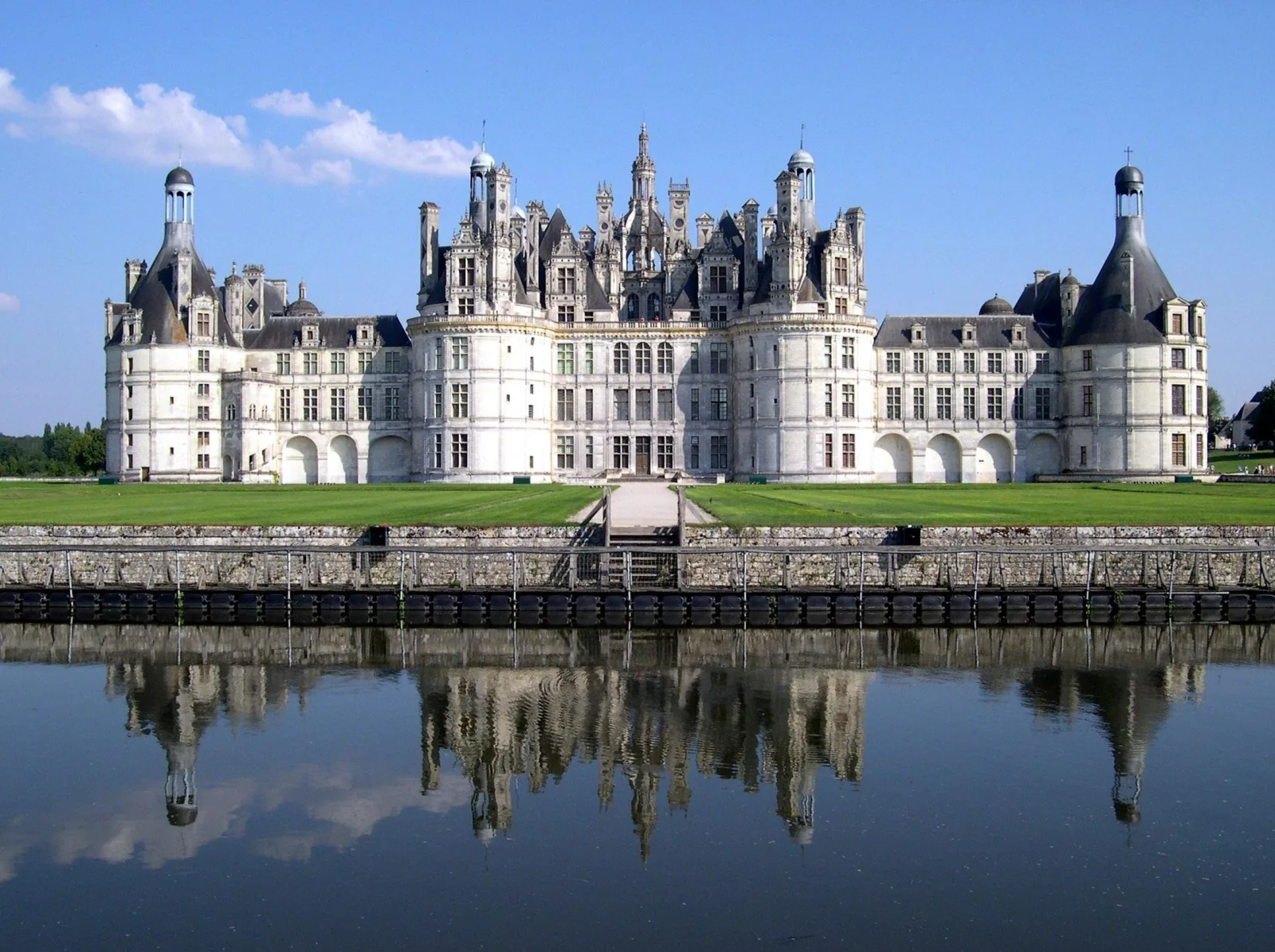 From Paris: Loire Valley Castles Private Day Tour
