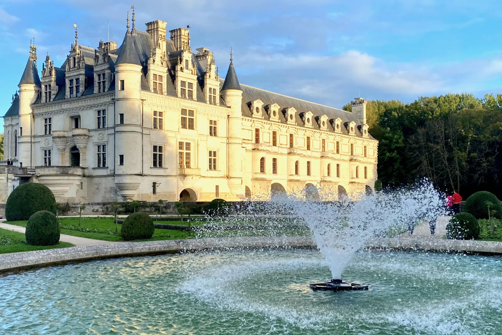 The fountain in the formal garden beside Château de Chenonceau